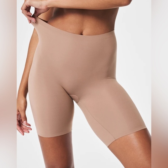 Fit-to-You Superlight Smoothing Mid-Thigh Short Size B - Picture 1 of 6